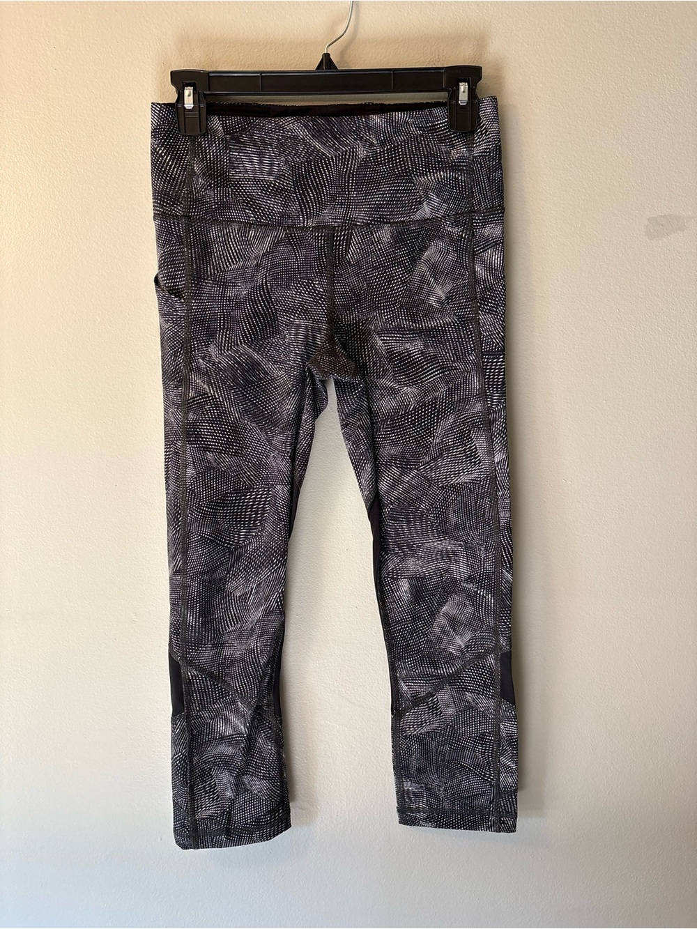 Lululemon Black Patterned Active Capri Leggings, Size 6 Women’s